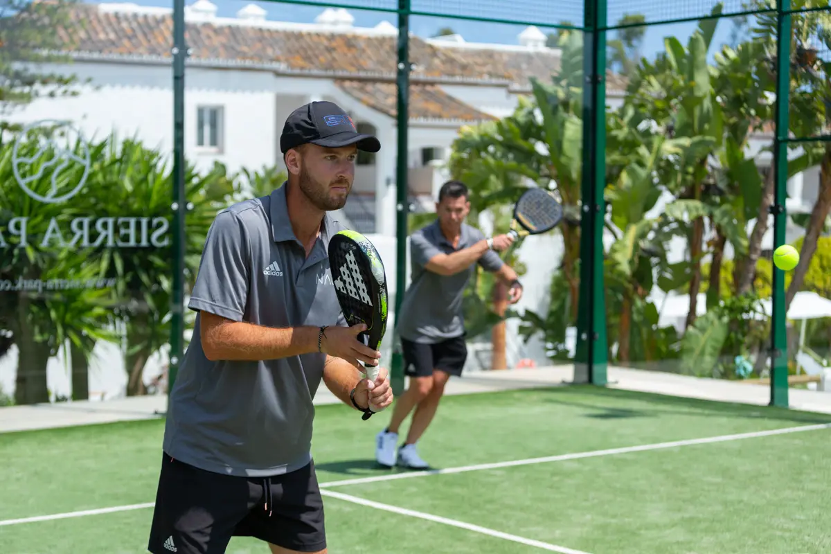 Man playing padel in the Sierra Park padel court